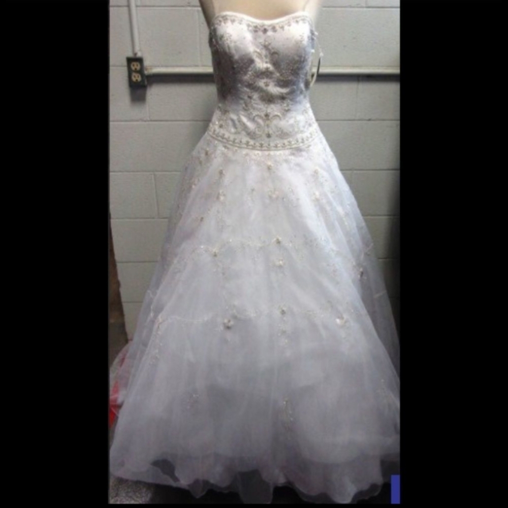 Elegant White StrapleWedding Dress - Picture 10 of 12